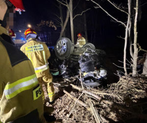 24-latek dachował Audi aż wypadł silnik! Przez cztery powiaty uciekał przed policją