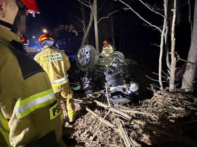 24-latek dachował Audi aż wypadł silnik! Przez cztery powiaty uciekał przed policją