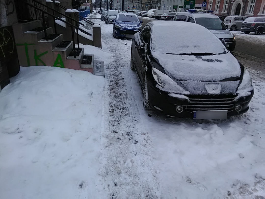 Tak się parkuje w Gliwicach. Straż Miejska opublikowała zdjęcia "Miszczów" z lutego [GALERIA]