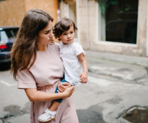 Noszenie dziecka na biodrze to nie tylko wygoda. To może być prawdziwa przyczyna bólu pleców