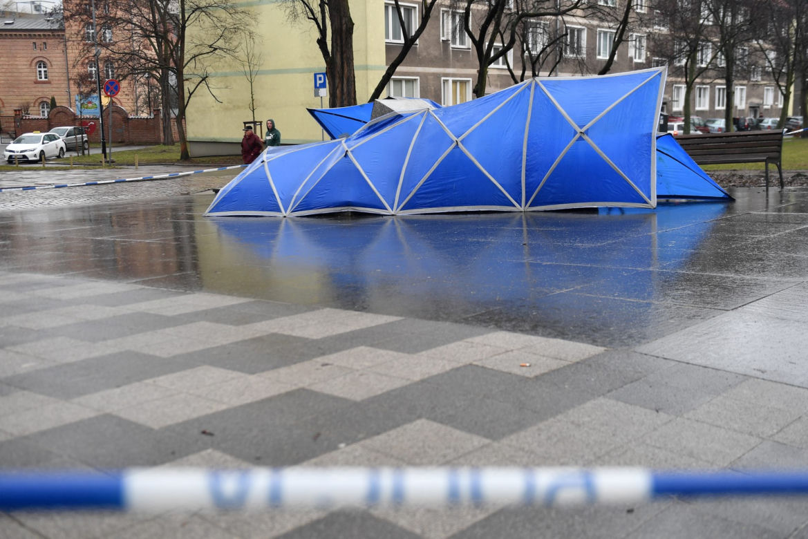 Przewrócony pomnik ks. Henryka Jankowskiego