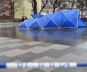 Przewrócony pomnik ks. Henryka Jankowskiego