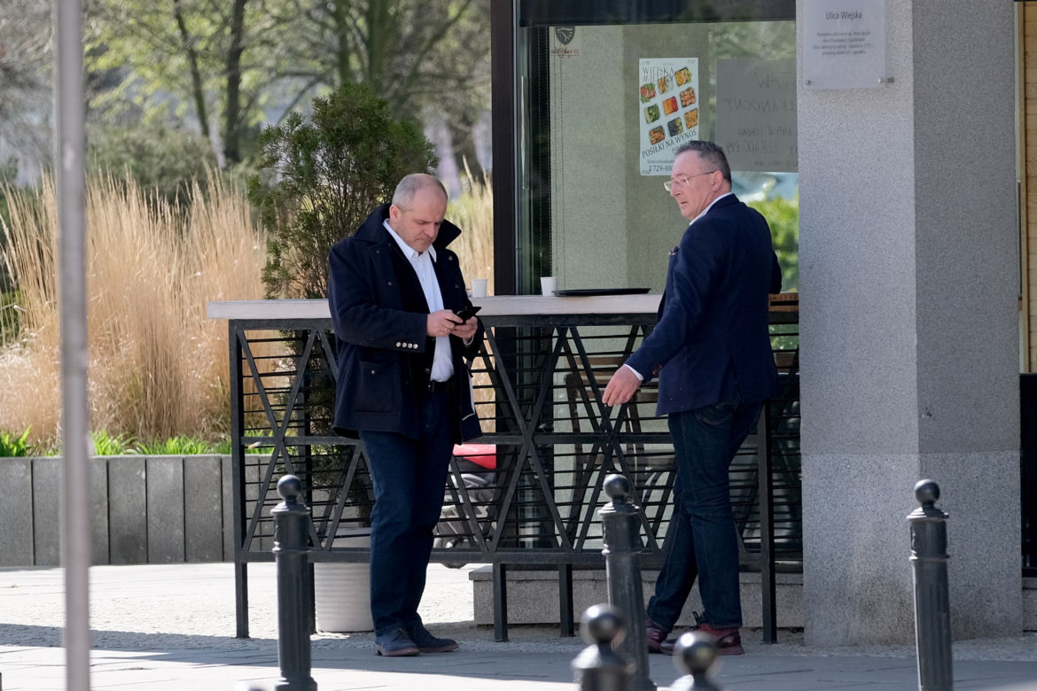 Posłowie mają w nosie zakazy