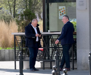 Posłowie mają w nosie zakazy