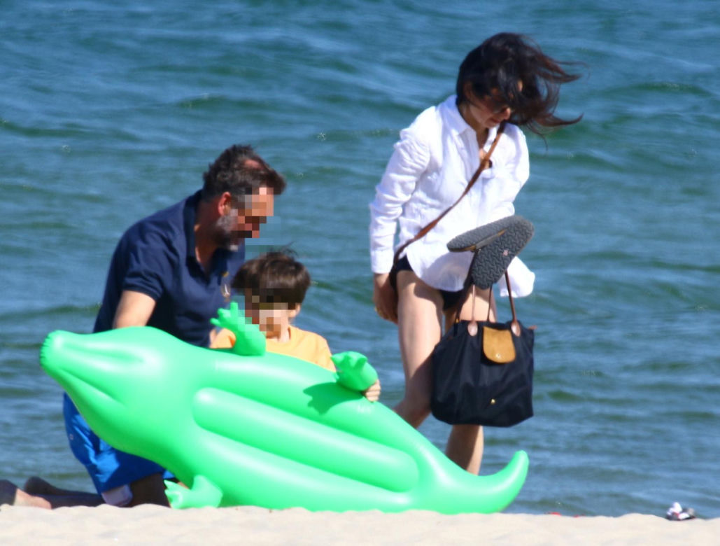 Marta Kaczyńska z mężem i synem na plaży