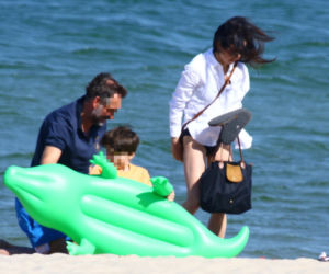 Marta Kaczyńska z mężem i synem na plaży