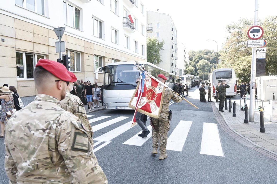 Tłumy na defiladzie wojskowej w Warszawie