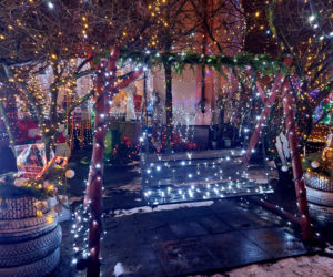 Dom bydgoskich Griswoldów znów rozbłysł. Powieśiliśmy 300 tysięcy lampek. Przygotowywaliśmy jej od lipca!