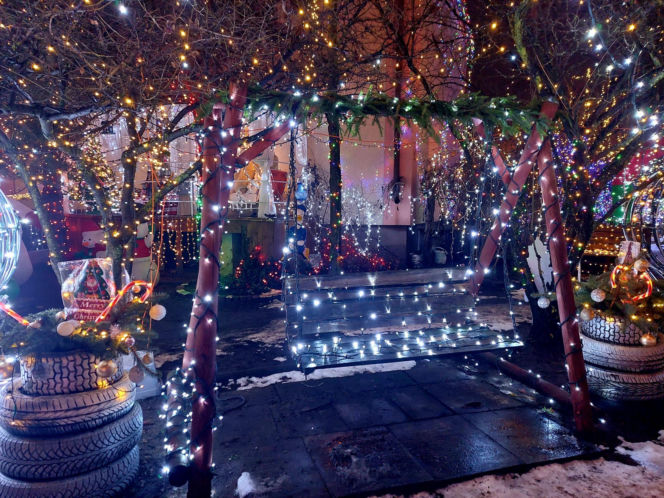 Dom bydgoskich Griswoldów znów rozbłysł. "Powieśiliśmy 300 tysięcy lampek. Przygotowywaliśmy jej od lipca!"