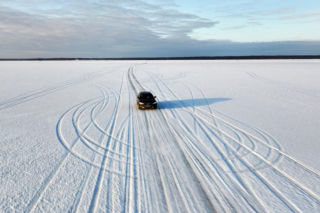 Bałtyk zamarzł, wpuszczają samochody! Władze oficjalnie otwierają trasę