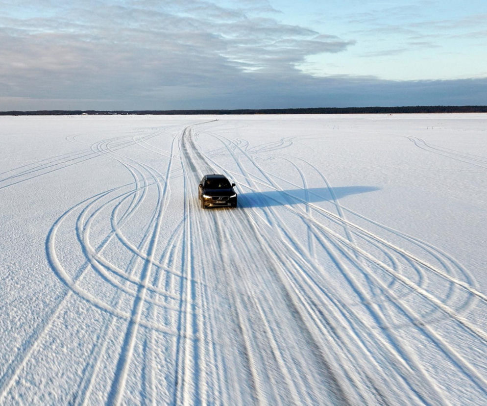 Bałtyk zamarzł, wpuszczają samochody! Władze oficjalnie otwierają trasę