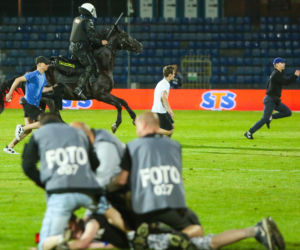 Chorzów: Zadyma na stadionie Ruchu. Kibole odpalili race i wdarli się na murawę [GALERIA]