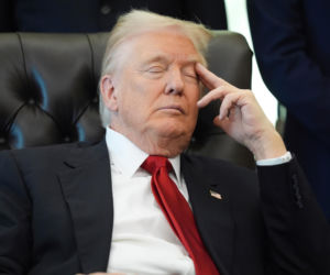 Trump nazwał ludzi śmieciami, po czym zasnął w trakcie spotkania. Jego rzeczniczka zachwycona