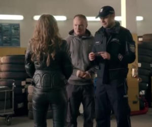 To nie koniec świata 2 sezon odc. 22. Darek (Eryk Lubos), Blanka (Anna Karczmarczyk), Jacek Kotek (Marek Kaliszuk)