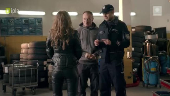 To nie koniec świata 2 sezon odc. 22. Darek (Eryk Lubos), Blanka (Anna Karczmarczyk), Jacek Kotek (Marek Kaliszuk)