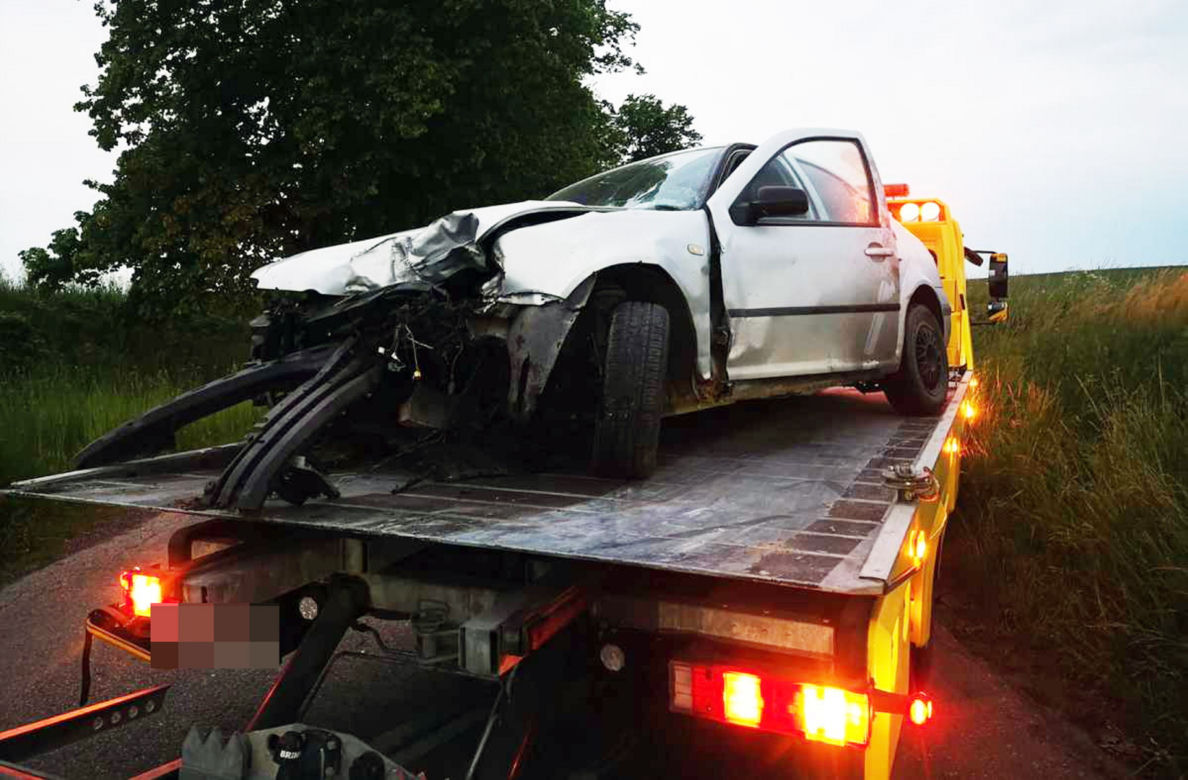Volkswagen roztrzaskał się o drzewa pod Bartoszycami! 20-latek leżał w rowie, silnik - w zaroślach [ZDJĘCIA].
