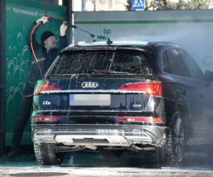 Robert Więckiewicz myje samochód