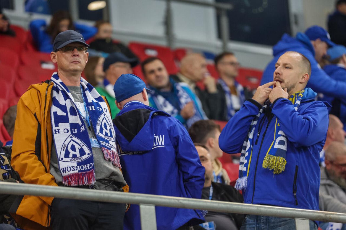 Smutne pożegnanie Ruchu Chorzów. Kibice dojechali na mecz z Pogonią, ale piłkarze już nie ZDJĘCIA