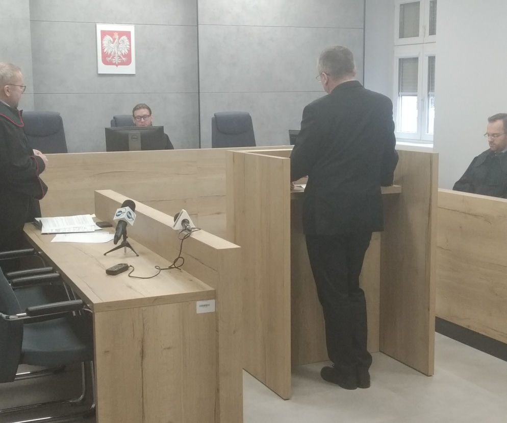 Biskup Tadeusz Lityński w trakcie zeznań w sądzie.