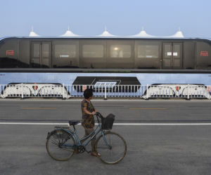 Chiny testują futurystyczny autobus.