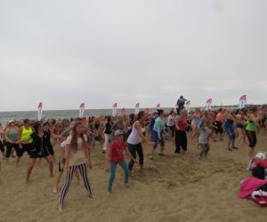 Niedzielny maraton zumby na plaży w Brzeźnie
