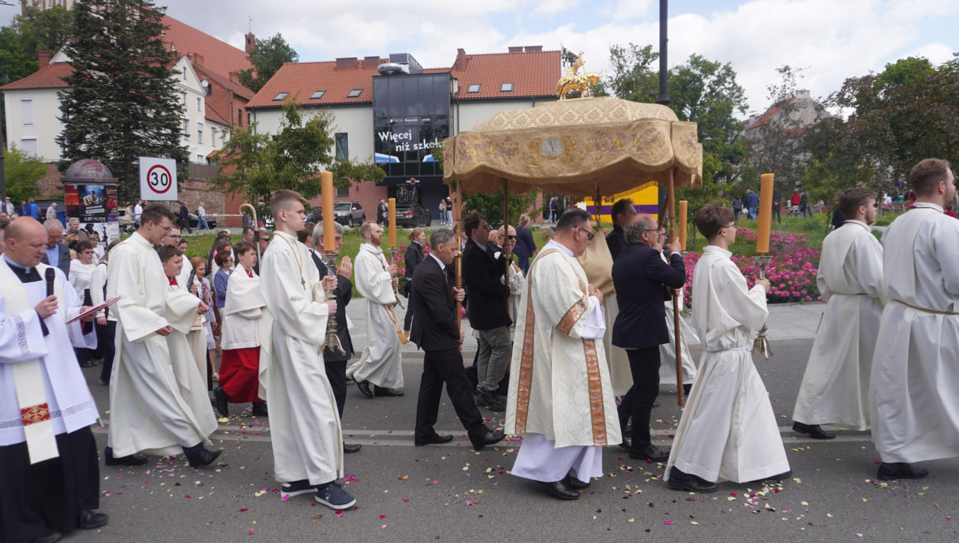 Boże Ciało 2025. Tysiące osób uczestniczyło w olsztyńskich procesjach