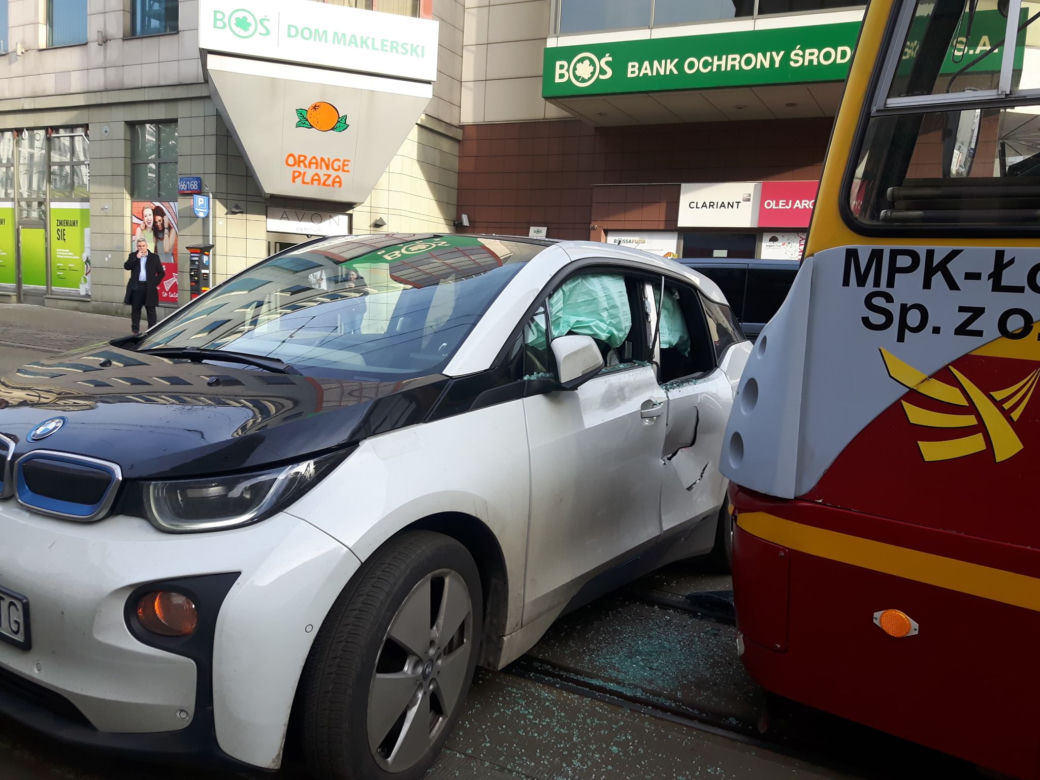 Łódź: BMW wjechało pod tramwaj. POWAŻNE UTRUDNIENIA na Piotrkowskiej przy Piłsudskiego!