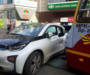 Łódź: BMW wjechało pod tramwaj. POWAŻNE UTRUDNIENIA na Piotrkowskiej przy Piłsudskiego!