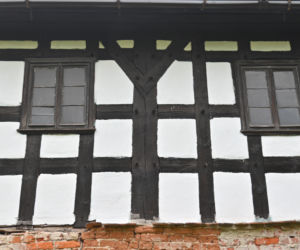 Przysłupowy dom w Twardocicach w czasie remontu