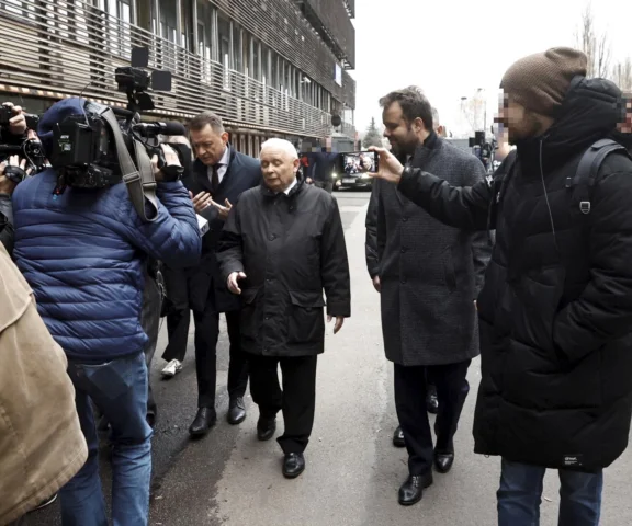 Koniec spotkania PiS Frakcje walczą o przyszłość partii