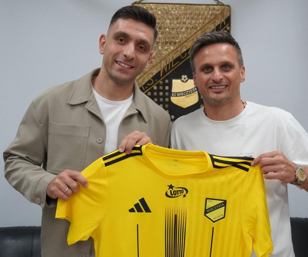 Efthymis Koulouris i Sławomir Peszko trzymają żółtą koszulkę Wieczystej Kraków. O transferze czytaj na SE Supersport.