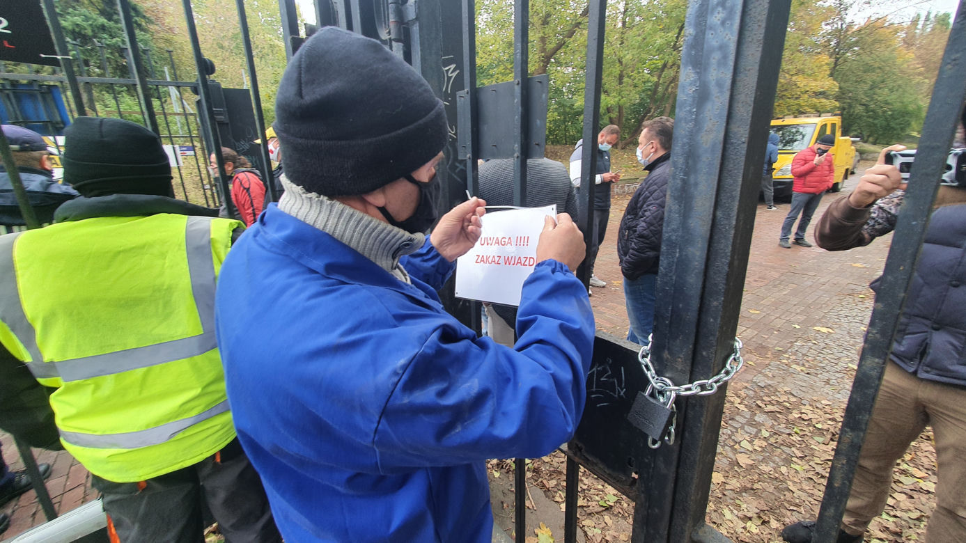 Policja przed stadionem Skry. Siłowe przejęcie