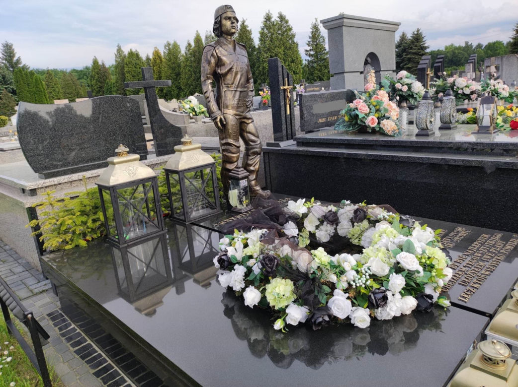 Tragiczna śmierć 18-letniego  żużlowca wstrząsnęła całą Polską. Tak wygląda teraz grób Krystiana Rempały
