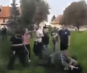 W Pastuchowie biją policję