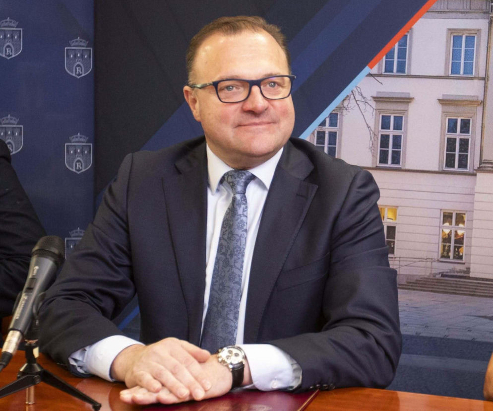 Prezydent Radosław Witkowski siedzi przy stole. O braku referendum w Radomiu przeczytasz na Eska Radom.