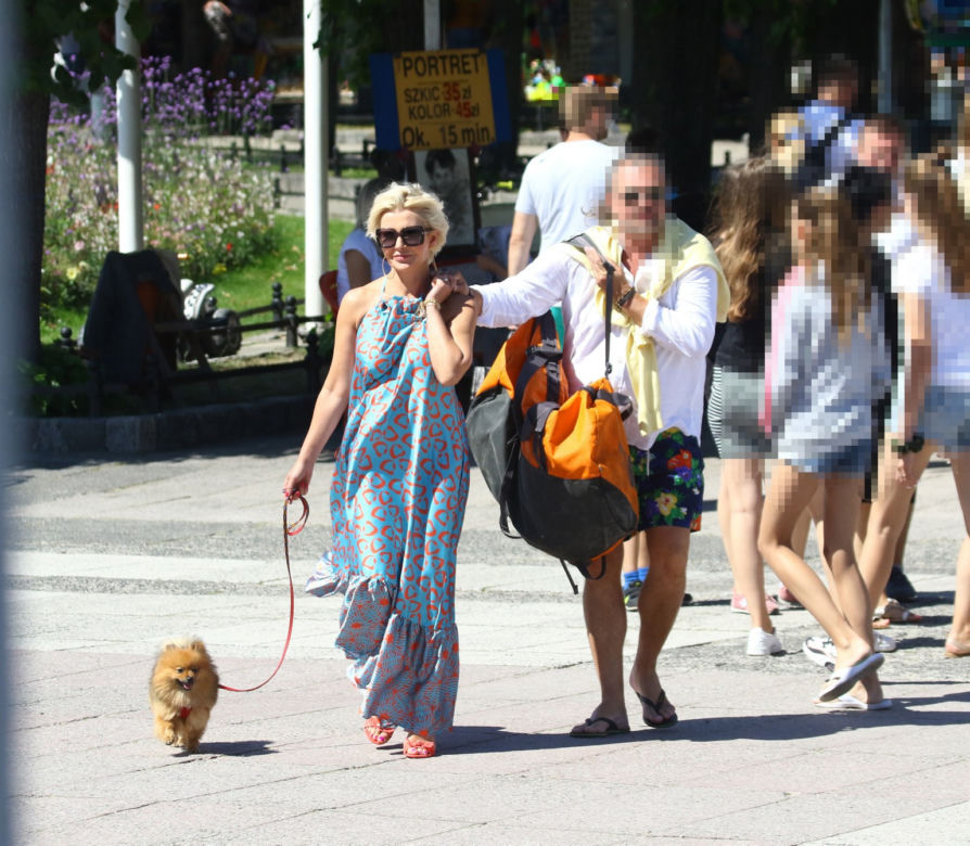 Joanna Racewicz  całuje się na plaży