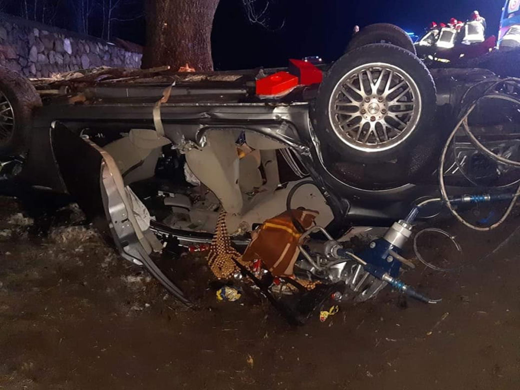 Wracali z balangi i roztrzaskali się na drzewie