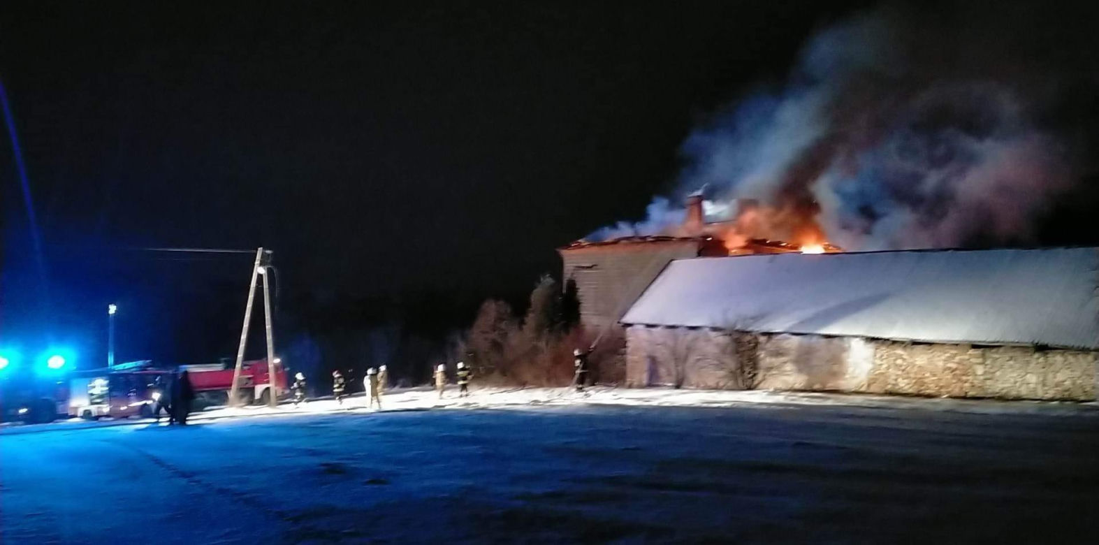 Tragiczny pożar pod Olkuszem. Nie żyje mężczyzna wyniesiony z płonącego domu