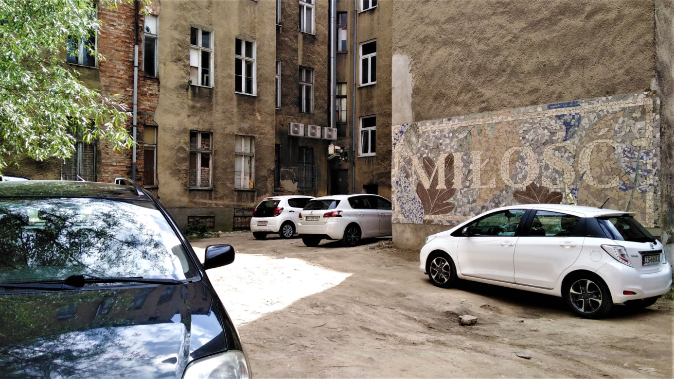 Mozaika "Miłość" na podwórku w centrum Szczecina