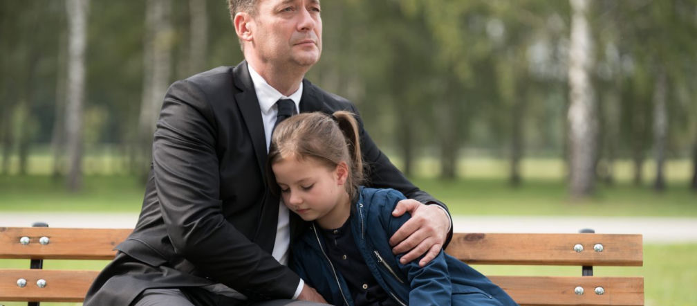 Pogrzeb Marty Walawskiej w Barwach szczęścia, Artur (Jacek Rozenek), Ewunia (Gabriela Ziembicka)