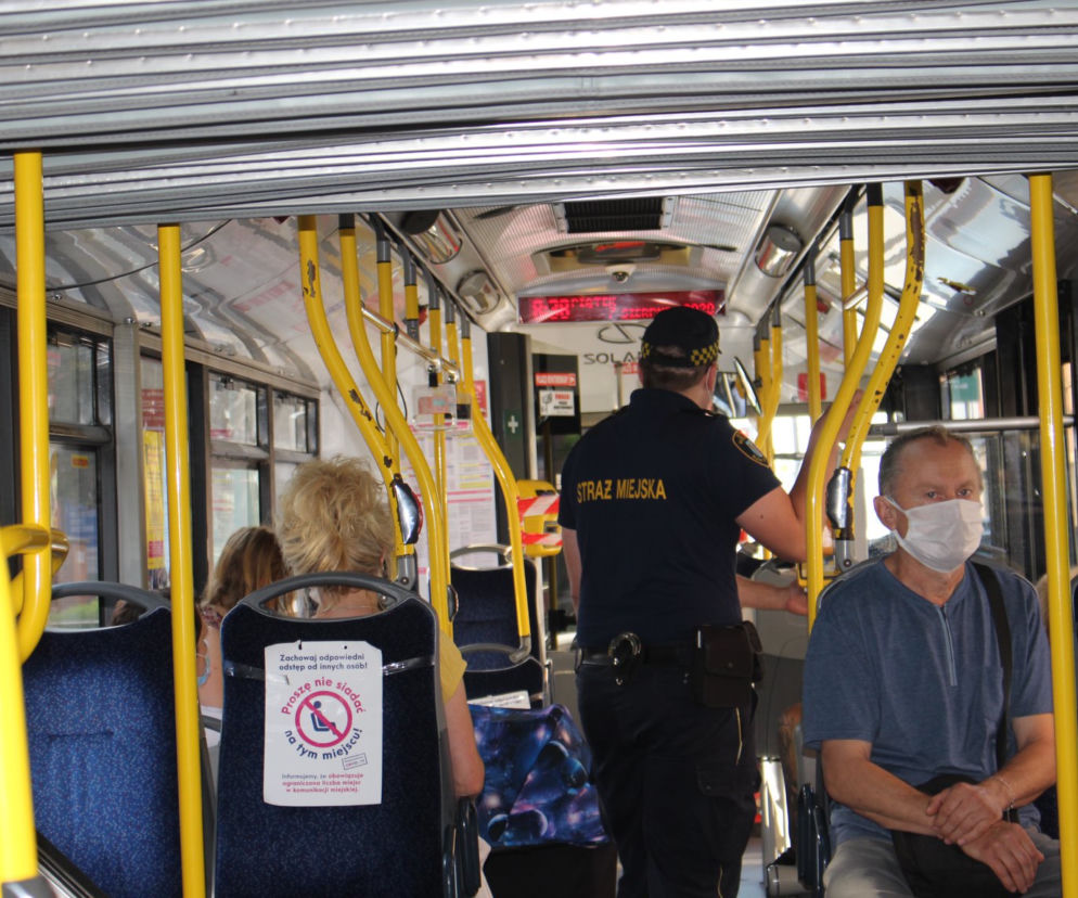 Ruda Śląska: Straż miejska sprawdza czy mieszkańcy noszą maseczki w autobusach i na targowiskach