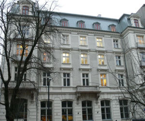 Tak, jak przed 100 laty, elewacja frontowa kamienicy została wyłożona białą cegłą
