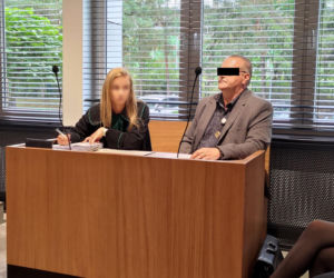 Pacjentki porzuciły konwencjonalną terapię, by „leczyć się” lampami. Szaman z Małopolski nie trafi za kraty