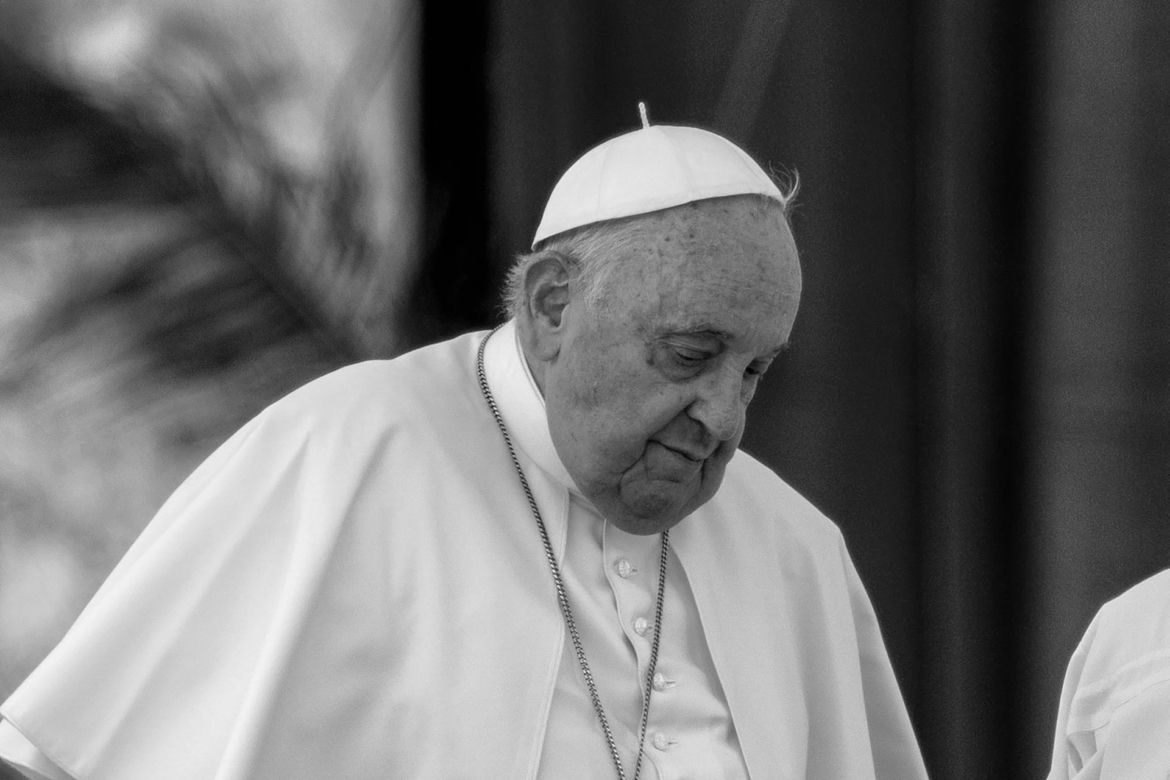 Papież Franciszek nie żyje.