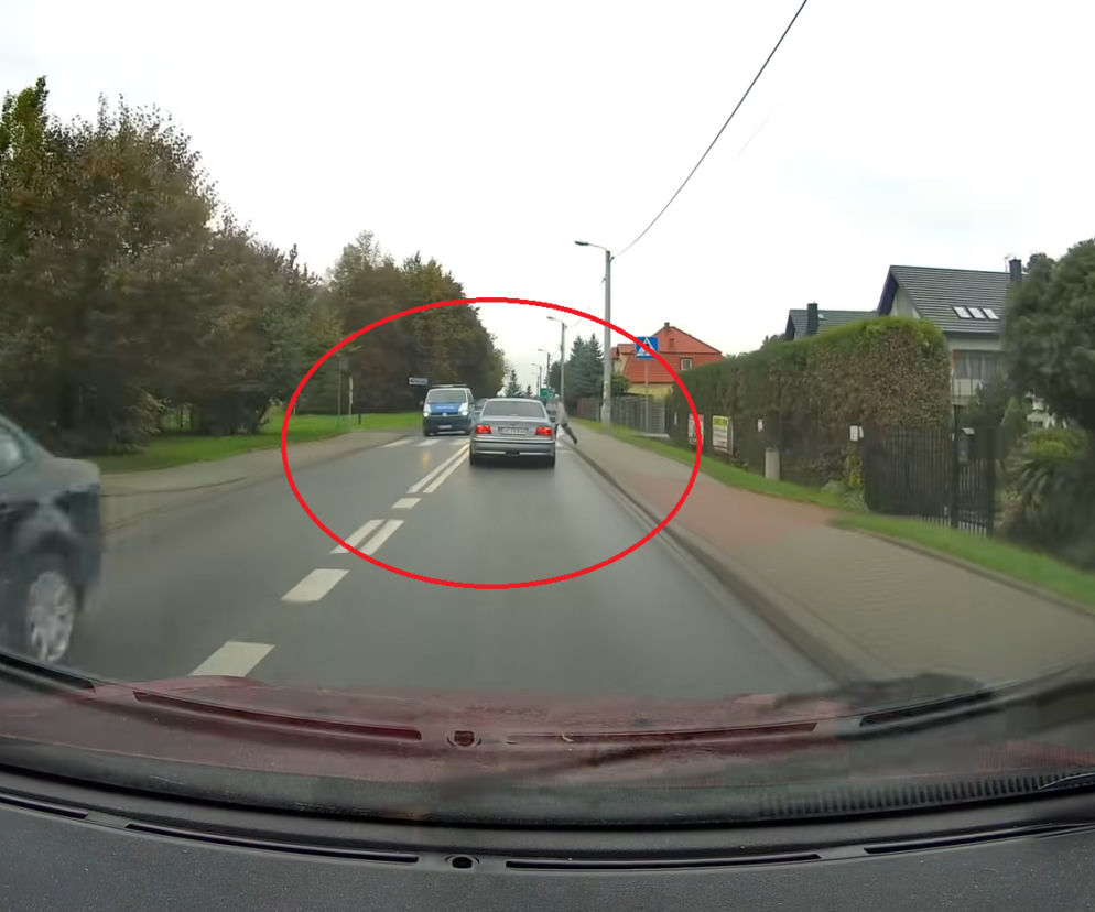 Kierowca BMW wjeżdża w pieszego na Kierowca BMW wjeżdża w pieszego na pasach, a potem UCIEKA. Wszystko na oczach POLICJI!asach, a potem UCIEKA. Wszystko na oczach POLICJI! [WIDEO]