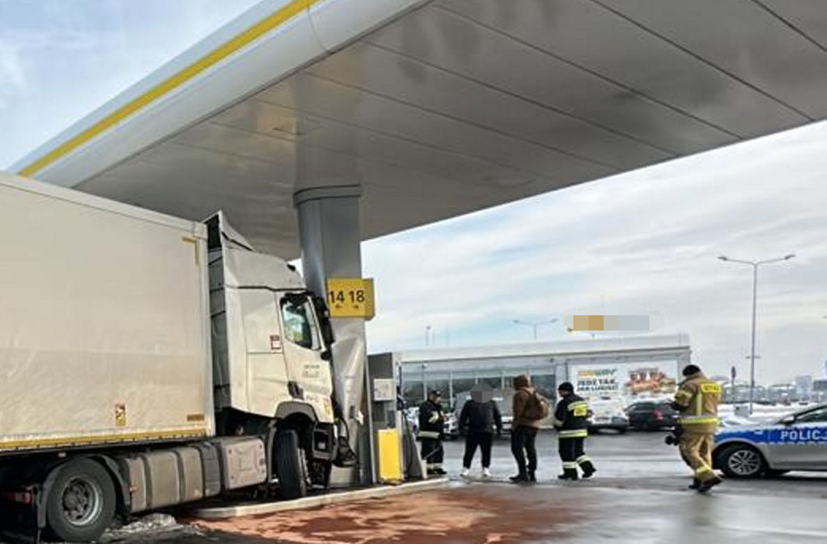 Tir roztrzaskał się na stacji paliw. Totalna demolka pod Brwinowem