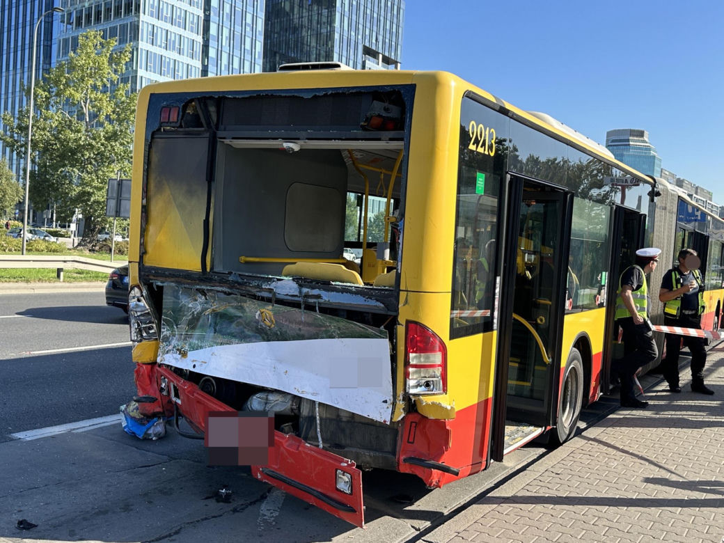 Kierowca hondy wbił się w autobus miejski. Potworny wypadek w Warszawie