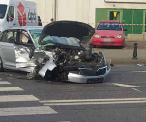 Jaguar staranował Skodę. Sprawca wypadku walczy o życie