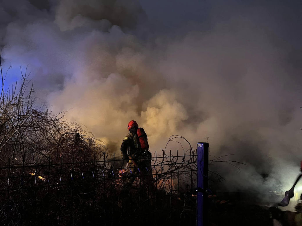 Tragiczny pożar w Zegrzu. Spłonął cały budynek. Jedna osoba nie żyje