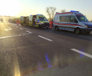 Bardzo groźny wypadek autobusu na DK78 w Siewierzu. Autobus wisi między wiaduktami. Jest wielu rannych [ZDJĘCIA]